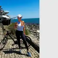 Глория обикаля Несебър на колело