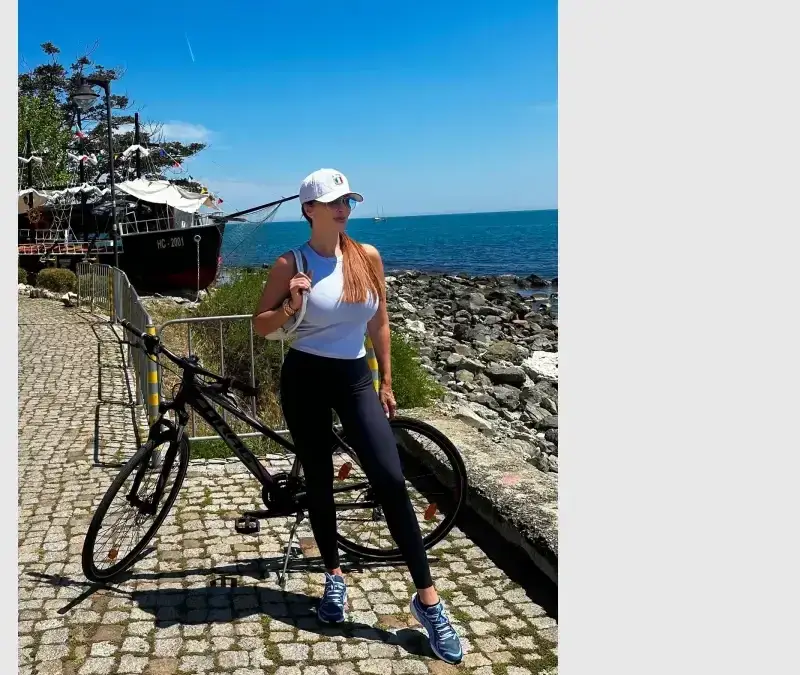 Глория обикаля Несебър на колело