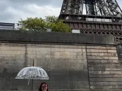 Глория заведе внучката на Айфеловата кула