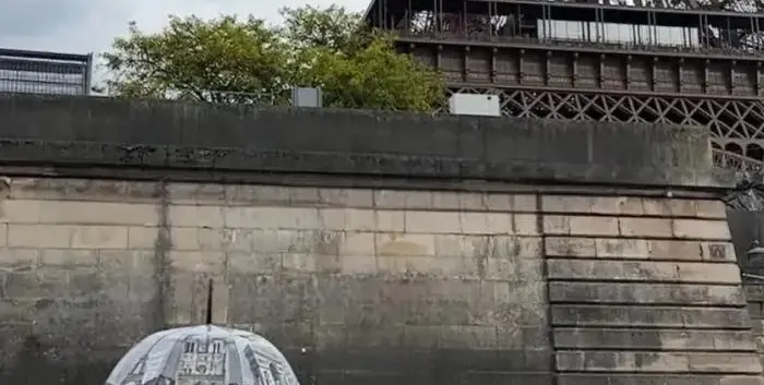 Глория заведе внучката на Айфеловата кула