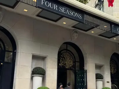 Глория заведе внучката на Айфеловата кула