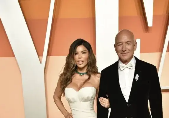 Годеницата на Безос събра куп мадами на моминското си парти в Париж