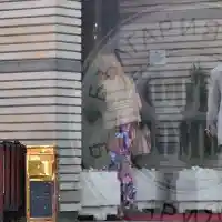 Гущерова рязко ЗАБОГАТЯ  (Папарашки СНИМКИ)