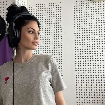 Гъзария или тъпотия? Венцислава Тафкова пее с анцуг за 1000 лева