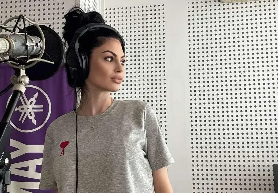 Гъзария или тъпотия? Венцислава Тафкова пее с анцуг за 1000 лева