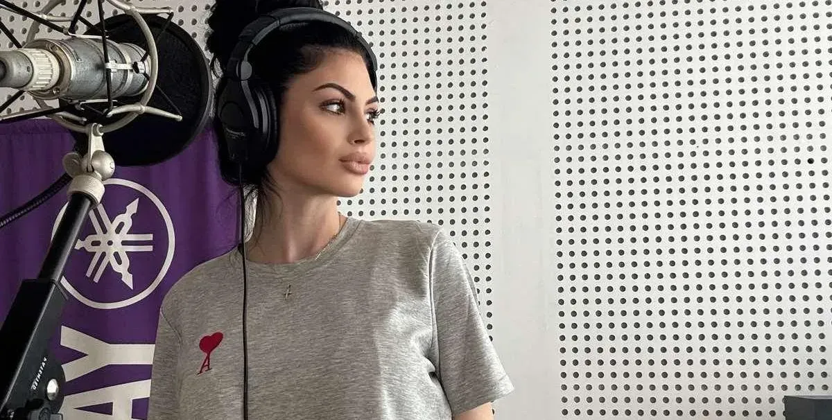 Гъзария или тъпотия? Венцислава Тафкова пее с анцуг за 1000 лева