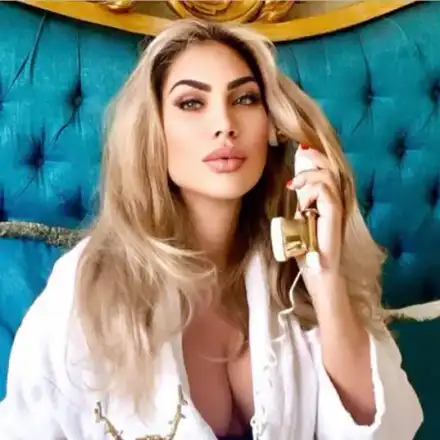 Ивоне разказва живота си в книга. Ще каже ли истината за пола си?