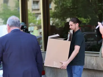 Изгониха с полиция ДПС-Доган от партийната централа