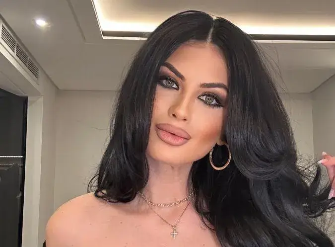 ЖЕГА Й Е! Мис България по без нищо под якето! (ГОРЕЩА СНИМКА)