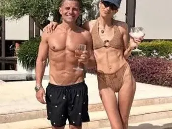 КАКВО СЕ СЛУЧВА: Андрей Арнаудов показа зверски релеф и плочки, а жена му Емануела вече е скелет! (ШОК СНИМКИ по бански)