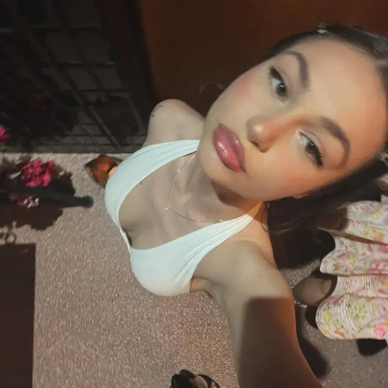 Крисия се пусна по секси рокличка