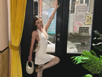 Крисия се пусна по секси рокличка