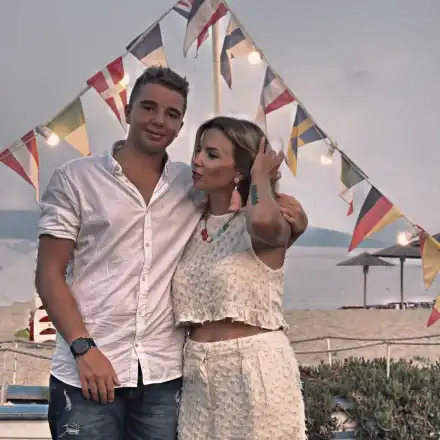 ЛЕШ!! Ирина Тенчева се къса да се прави на интелектуалка, а абитуриентът й Спас друса гьобеци пред храм „Св. Александър Невски“! (СНИМКИ)