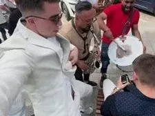 ЛЕШ!! Ирина Тенчева се къса да се прави на интелектуалка, а абитуриентът й Спас друса гьобеци пред храм „Св. Александър Невски“! (СНИМКИ)