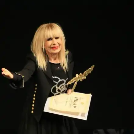 Лили четвърт век с една прическа