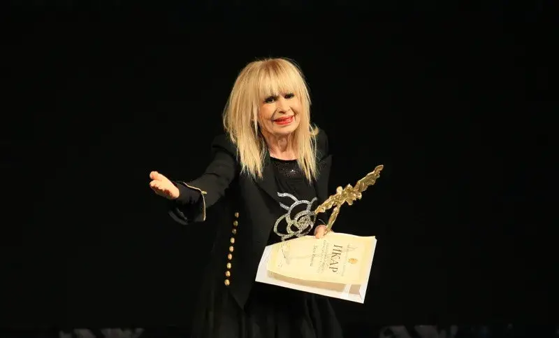 Лили четвърт век с една прическа