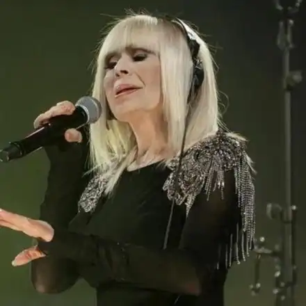 Лили Иванова блесна в Народния театър с нова енергия и скъпи обувки