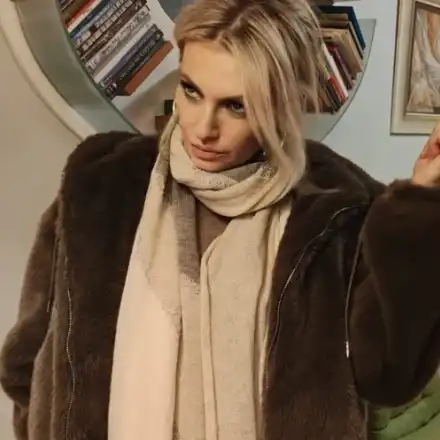 Лилия Маравиля се нагизди във вълнено каре