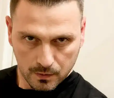 Луд фен си татуира Саното (Снимка)