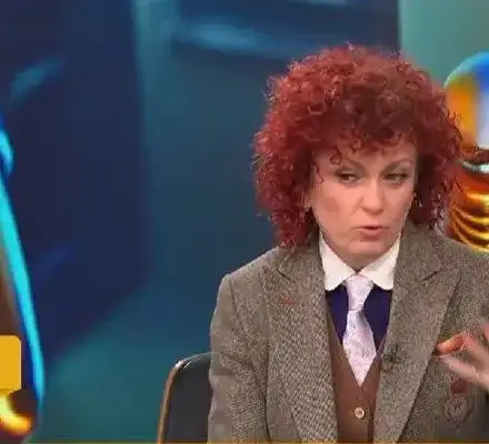 Люси Дяковска пак се усмихва