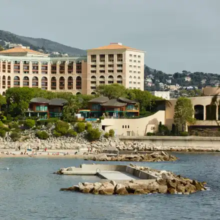 Между залог и загар: Най-добрите и популярни плажове с казино до тях