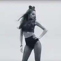 Михаела Филева вае фигура с поза “прилеп”