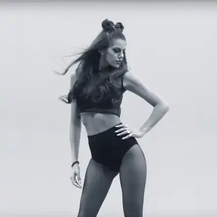 Михаела Филева вае фигура с поза “прилеп”