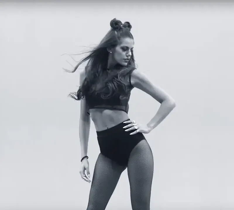 Михаела Филева вае фигура с поза “прилеп”