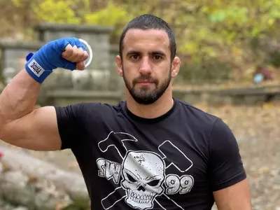 ММА шампиона Бенишев  се измъква невредим след бруталния побой –  действал под дулото на пистолет