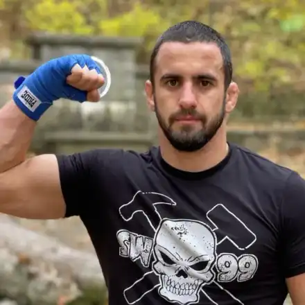 ММА шампиона Бенишев  се измъква невредим след бруталния побой –  действал под дулото на пистолет