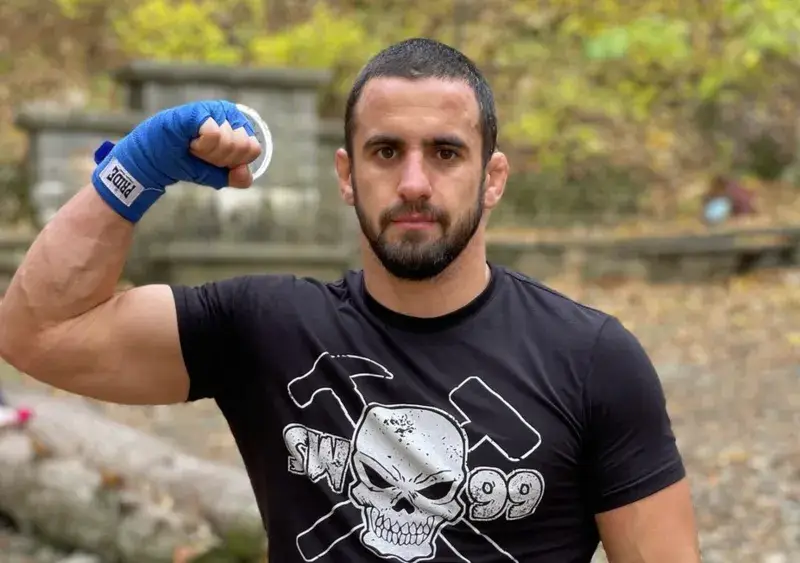 ММА шампиона Бенишев  се измъква невредим след бруталния побой –  действал под дулото на пистолет