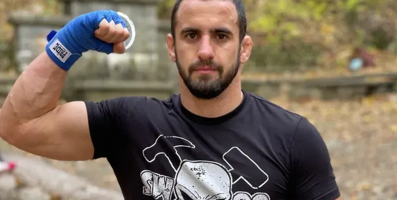 ММА шампиона Бенишев  се измъква невредим след бруталния побой –  действал под дулото на пистолет