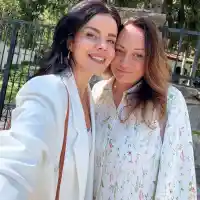 Мона показа майка си