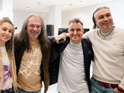 На първата си изложба у нас: Зуека продаде 20 картини за час (Снимки)