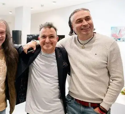 На първата си изложба у нас: Зуека продаде 20 картини за час (Снимки)