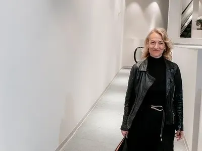 На първата си изложба у нас: Зуека продаде 20 картини за час (Снимки)