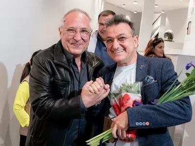 На първата си изложба у нас: Зуека продаде 20 картини за час (Снимки)