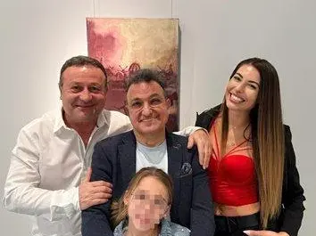 На първата си изложба у нас: Зуека продаде 20 картини за час (Снимки)