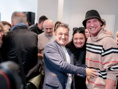 На първата си изложба у нас: Зуека продаде 20 картини за час (Снимки)