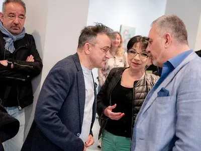 На първата си изложба у нас: Зуека продаде 20 картини за час (Снимки)