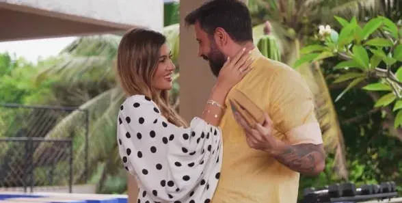 НАПРАВИ Й УСЛУГА: Мартин натири 20-годишната Йоана от Шри Ланка и я набута в ръцете на млад богаташ! (тя сияе - ВИЖ ТУК)