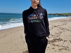 Неда Спасова може да пише "море" на плажа