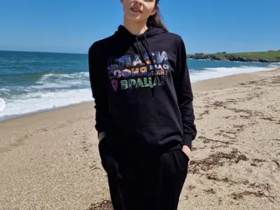 Неда Спасова може да пише "море" на плажа