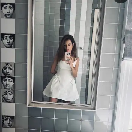 Никол Станкулова кифлее пред огледалото