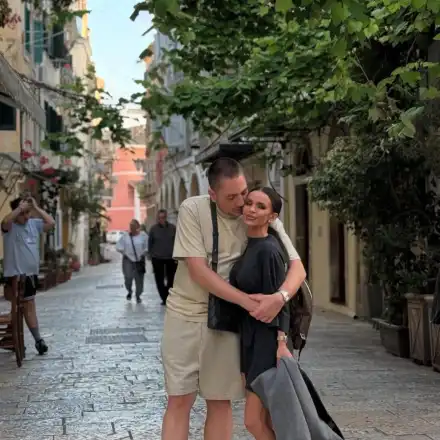 ОПАСНА!! 43-годишната Мария скъсва от с*кс богатия младок, а той харчи по нея като разпран! (СНИМКИ)