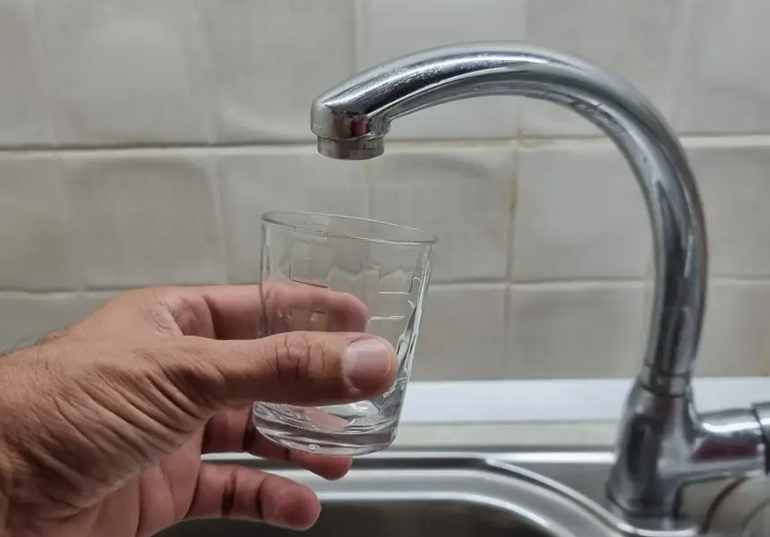 Перник е без вода от 3 дни, шефът на ВиК заминал да гледа футболен финал в чужбина