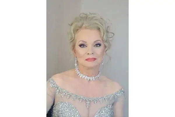 Пиян връхлетя на сцената при Искра Радева