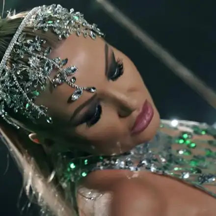 Полуголата Пламена се чекне в БРУТАЛЕН чалга клип посветен на Бил Гейтс ВИДЕО