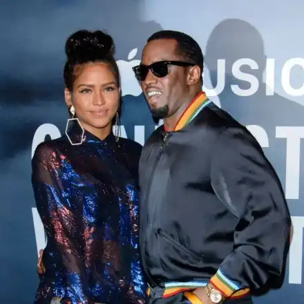 Пъф Деди карал жиголо да уринира в устата на приятелката му, дъщерите му напуснаха погнусени съда 18+