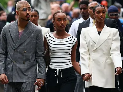 Пъф Деди карал жиголо да уринира в устата на приятелката му, дъщерите му напуснаха погнусени съда 18+